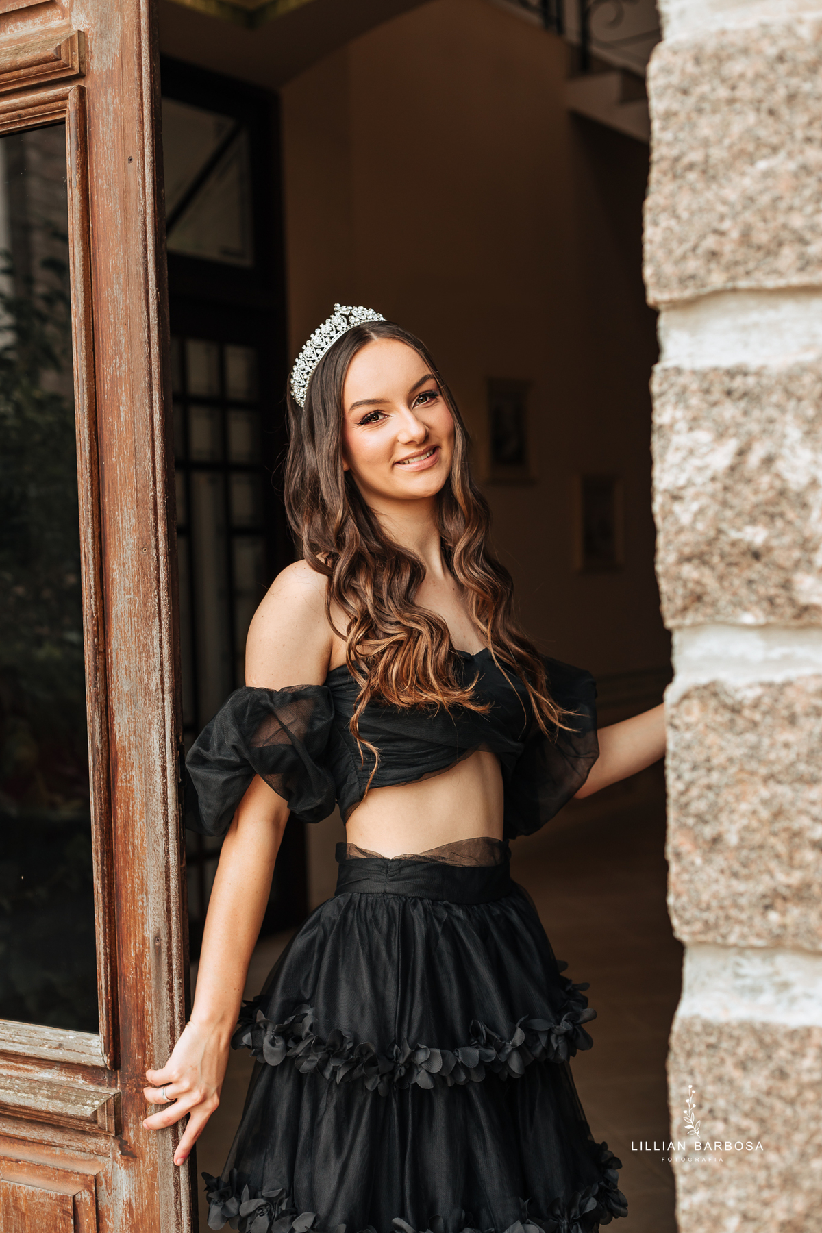 Ensaio-de-quinze-anos-na-cidade-de-treze-de-maio-castelo-beldevere-santa-catarina-conjunto-preto-e-rosa-vestido-preto-vestido-azul-de-princesa-por-do-sol-fotografa-de-lauro-muller-fotografa-lillian-barbosa