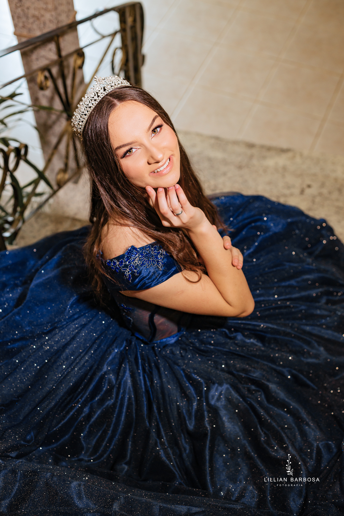 Ensaio-de-quinze-anos-na-cidade-de-treze-de-maio-castelo-beldevere-santa-catarina-conjunto-preto-e-rosa-vestido-preto-vestido-azul-de-princesa-por-do-sol-fotografa-de-lauro-muller-fotografa-lillian-barbosa