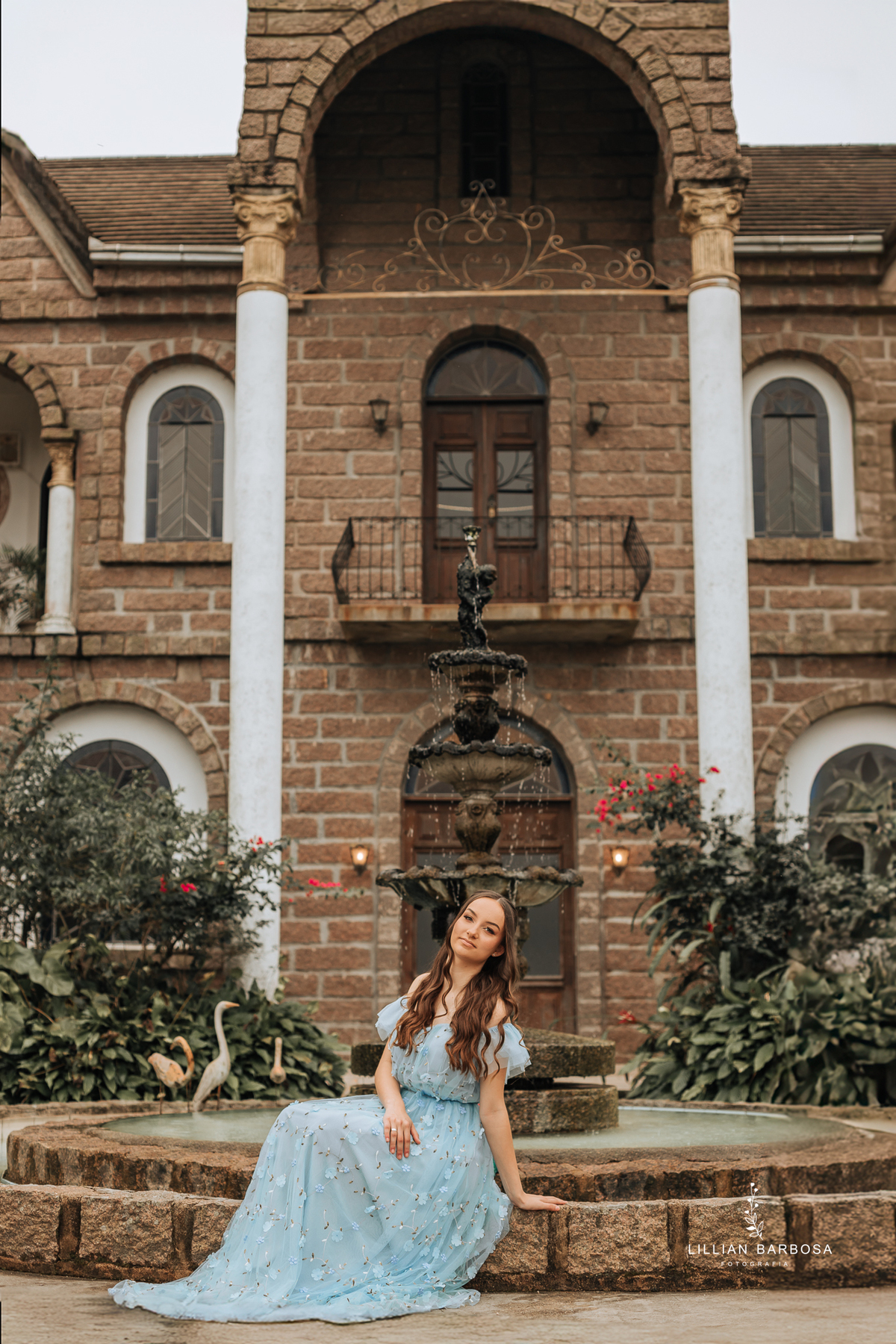 Ensaio-de-quinze-anos-na-cidade-de-treze-de-maio-castelo-beldevere-santa-catarina-conjunto-preto-e-rosa-vestido-preto-vestido-azul-de-princesa-por-do-sol-fotografa-de-lauro-muller-fotografa-lillian-barbosa