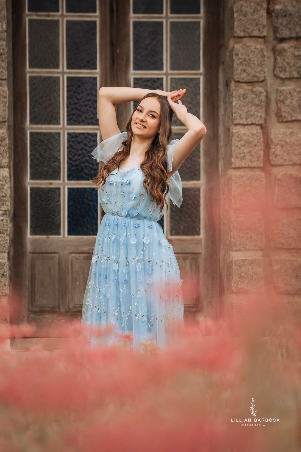 Ensaio-de-quinze-anos-na-cidade-de-treze-de-maio-castelo-beldevere-santa-catarina-conjunto-preto-e-rosa-vestido-preto-vestido-azul-de-princesa-por-do-sol-fotografa-de-lauro-muller-fotografa-lillian-barbosa