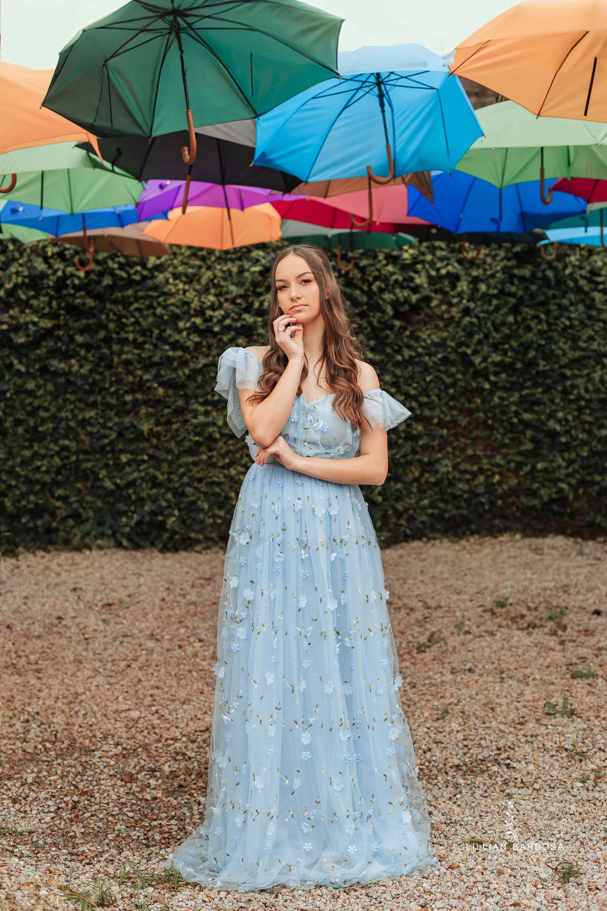 Ensaio-de-quinze-anos-na-cidade-de-treze-de-maio-castelo-beldevere-santa-catarina-conjunto-preto-e-rosa-vestido-preto-vestido-azul-de-princesa-por-do-sol-fotografa-de-lauro-muller-fotografa-lillian-barbosa