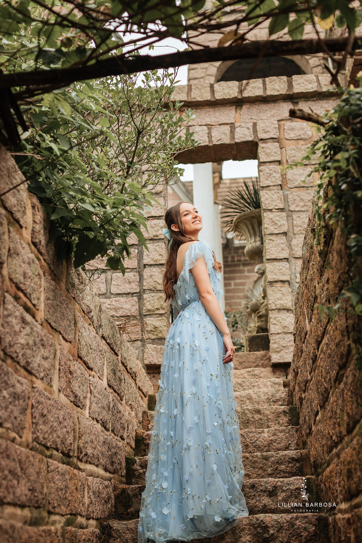 Ensaio-de-quinze-anos-na-cidade-de-treze-de-maio-castelo-beldevere-santa-catarina-conjunto-preto-e-rosa-vestido-preto-vestido-azul-de-princesa-por-do-sol-fotografa-de-lauro-muller-fotografa-lillian-barbosa