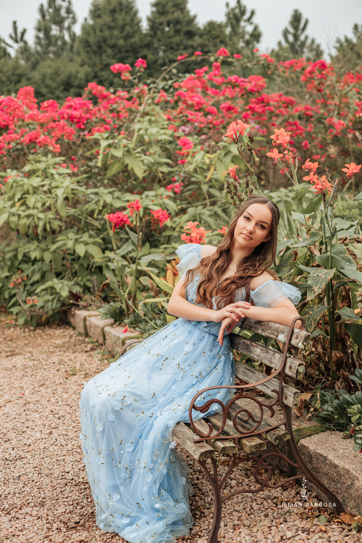 Ensaio-de-quinze-anos-na-cidade-de-treze-de-maio-castelo-beldevere-santa-catarina-conjunto-preto-e-rosa-vestido-preto-vestido-azul-de-princesa-por-do-sol-fotografa-de-lauro-muller-fotografa-lillian-barbosa