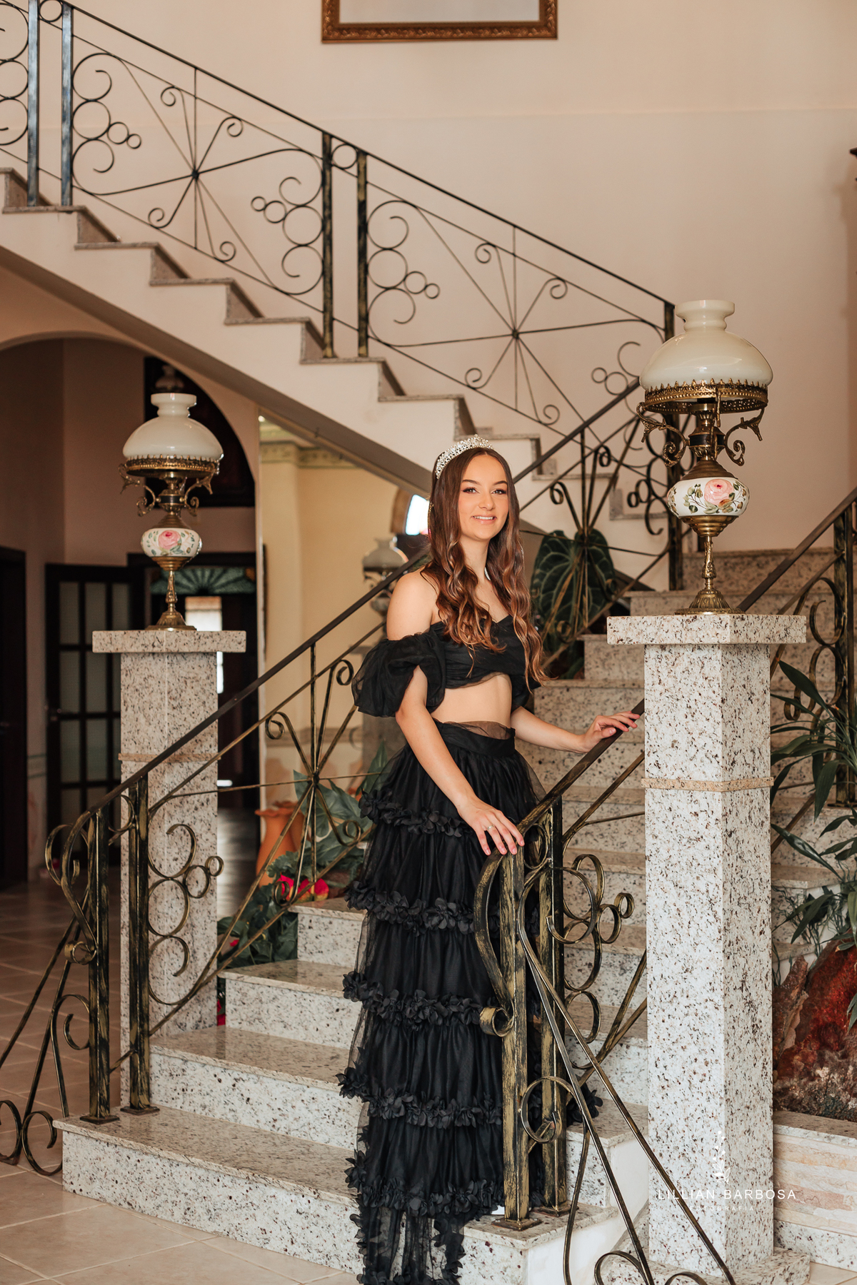 Ensaio-de-quinze-anos-na-cidade-de-treze-de-maio-castelo-beldevere-santa-catarina-conjunto-preto-e-rosa-vestido-preto-vestido-azul-de-princesa-por-do-sol-fotografa-de-lauro-muller-fotografa-lillian-barbosa
