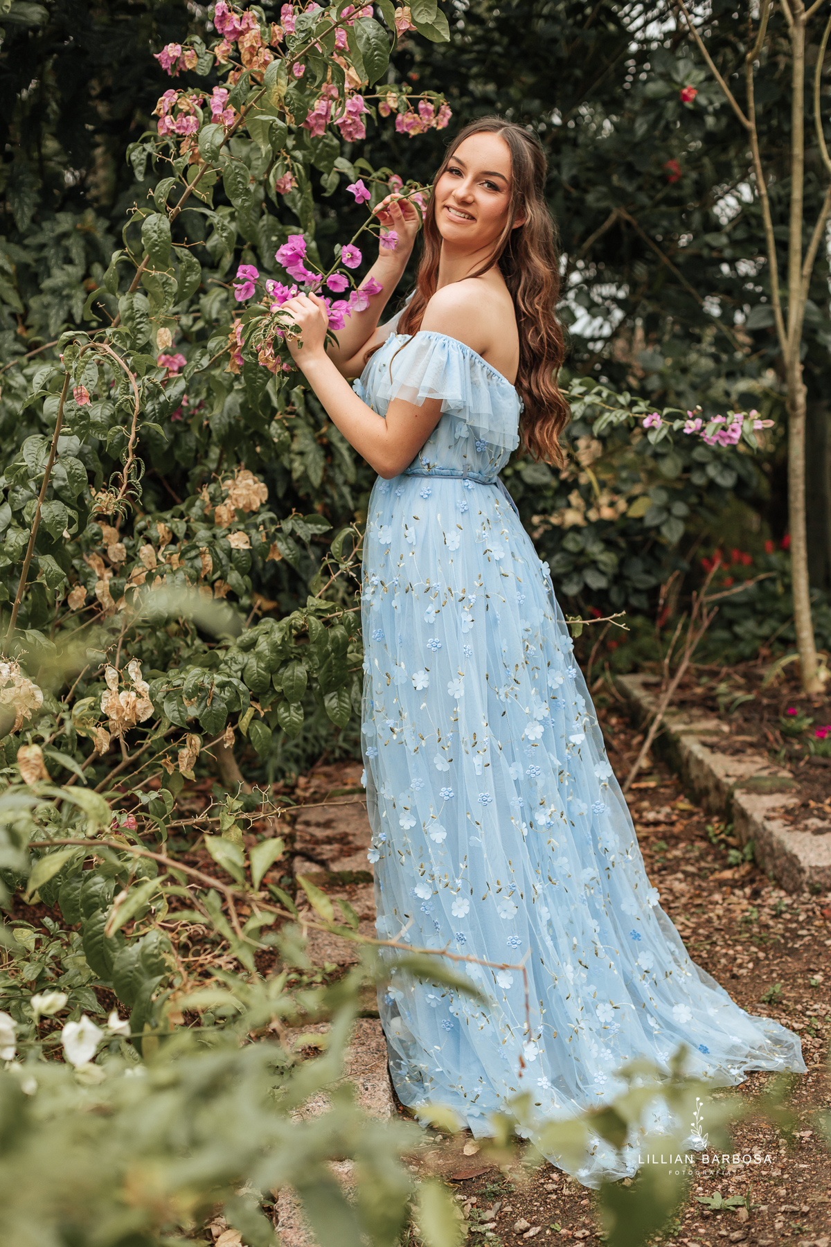 Ensaio-de-quinze-anos-na-cidade-de-treze-de-maio-castelo-beldevere-santa-catarina-conjunto-preto-e-rosa-vestido-preto-vestido-azul-de-princesa-por-do-sol-fotografa-de-lauro-muller-fotografa-lillian-barbosa