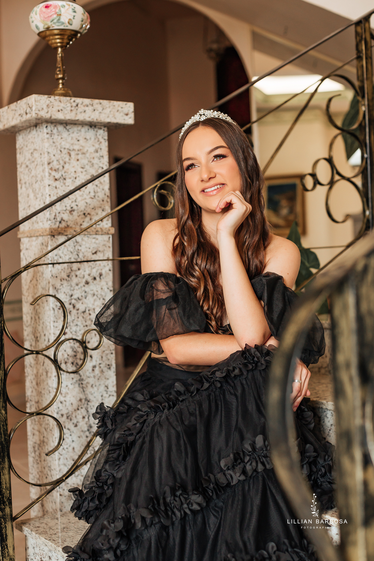 Ensaio-de-quinze-anos-na-cidade-de-treze-de-maio-castelo-beldevere-santa-catarina-conjunto-preto-e-rosa-vestido-preto-vestido-azul-de-princesa-por-do-sol-fotografa-de-lauro-muller-fotografa-lillian-barbosa