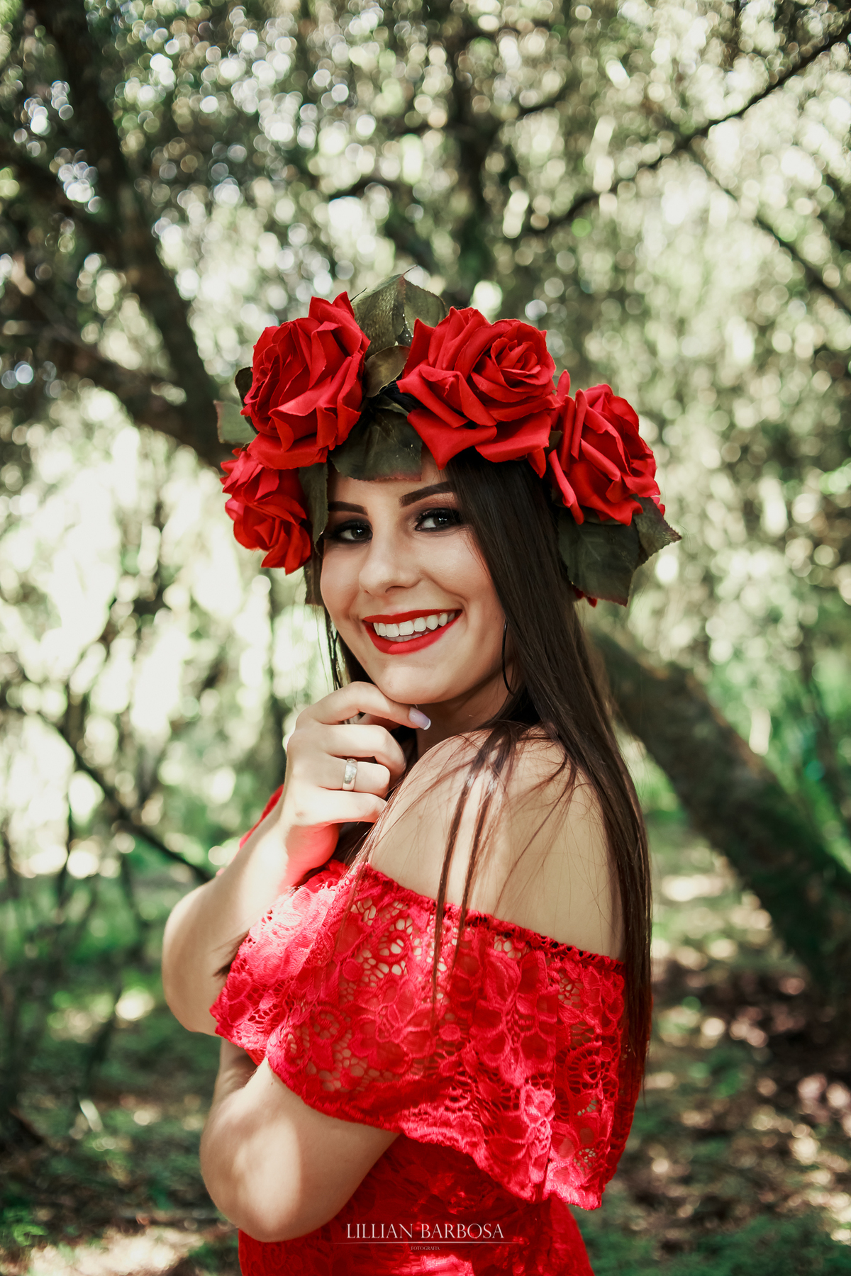 ensaio externo de quinze anos serra do rio do rastro tiara de flores no meio das arvores