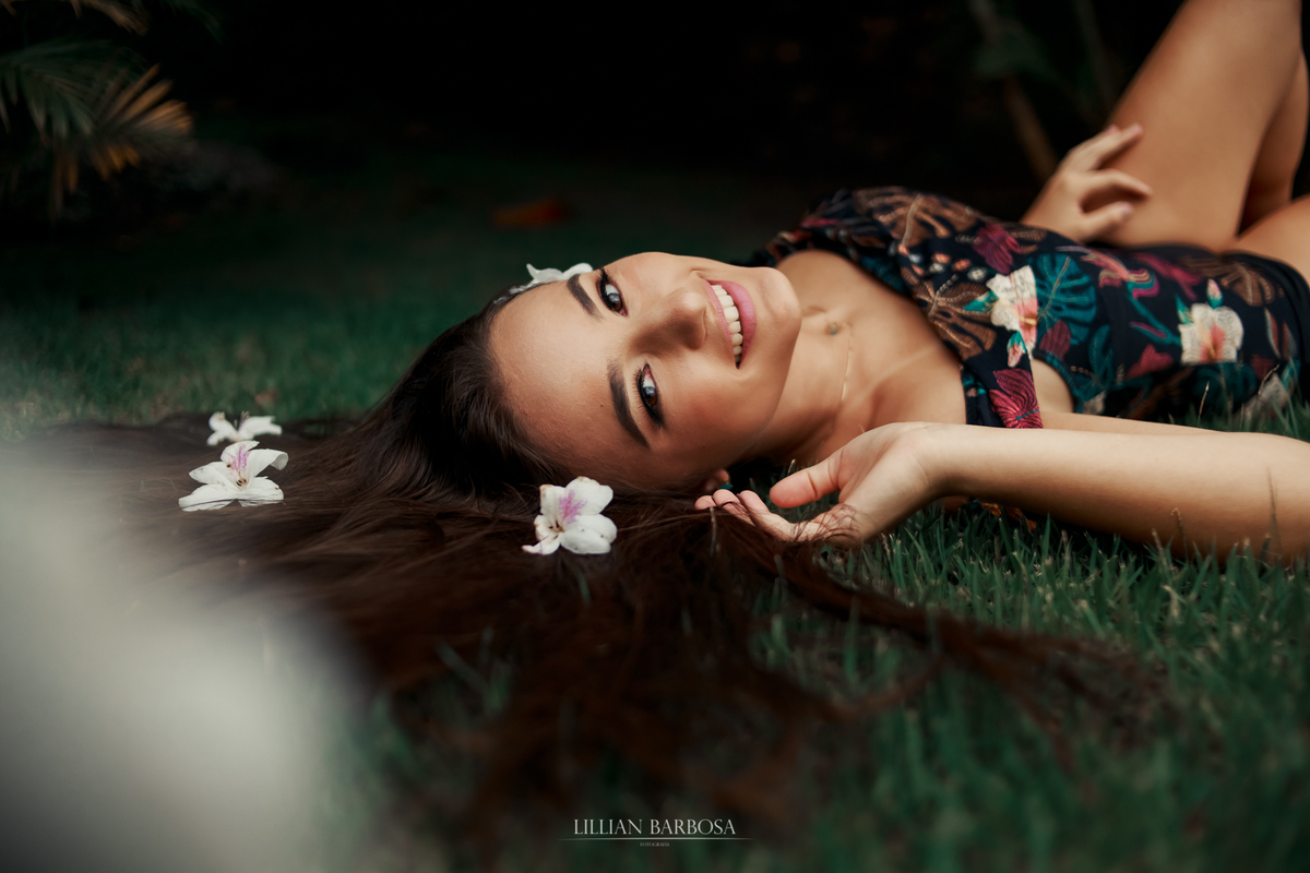 ensaio externo de 15 anos na ilha de florianopolis fifteens da lillian barbosa fotografia flores no cabelo