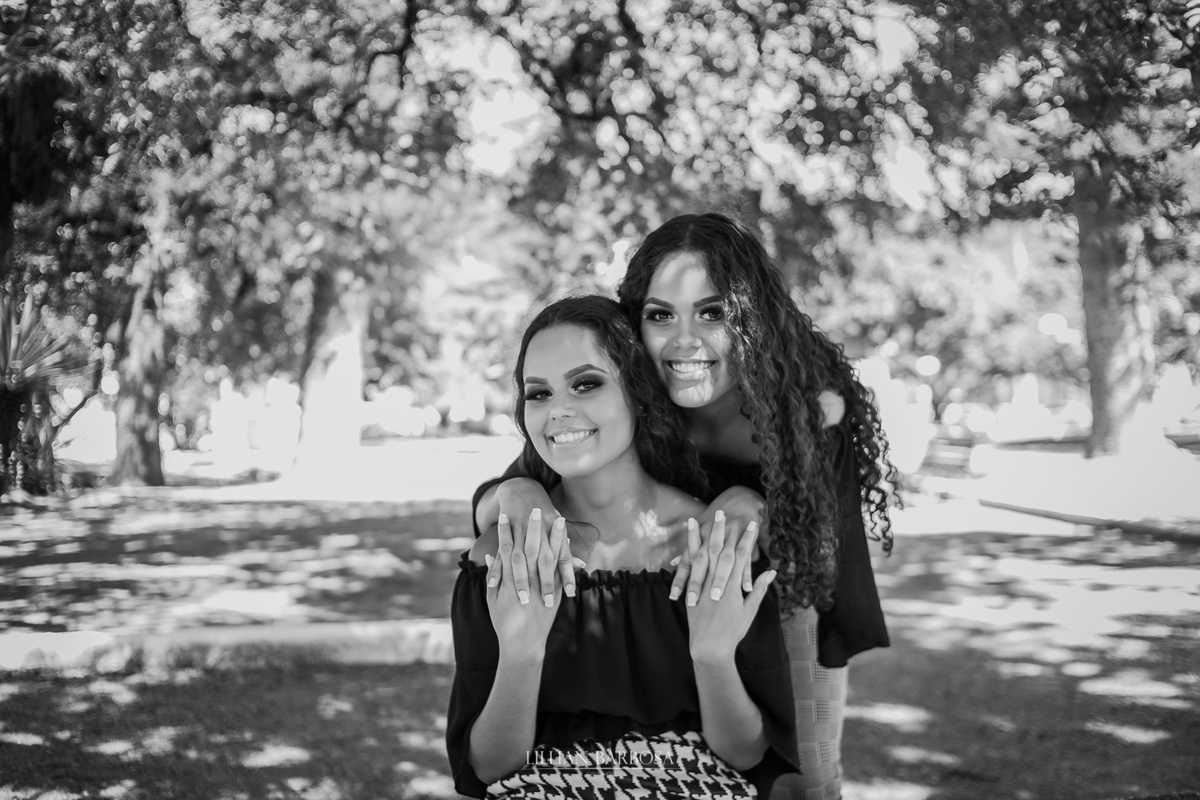 ensaio externo de 15 anos de gêmeas feito em laguna, na cidade histórica e na praia