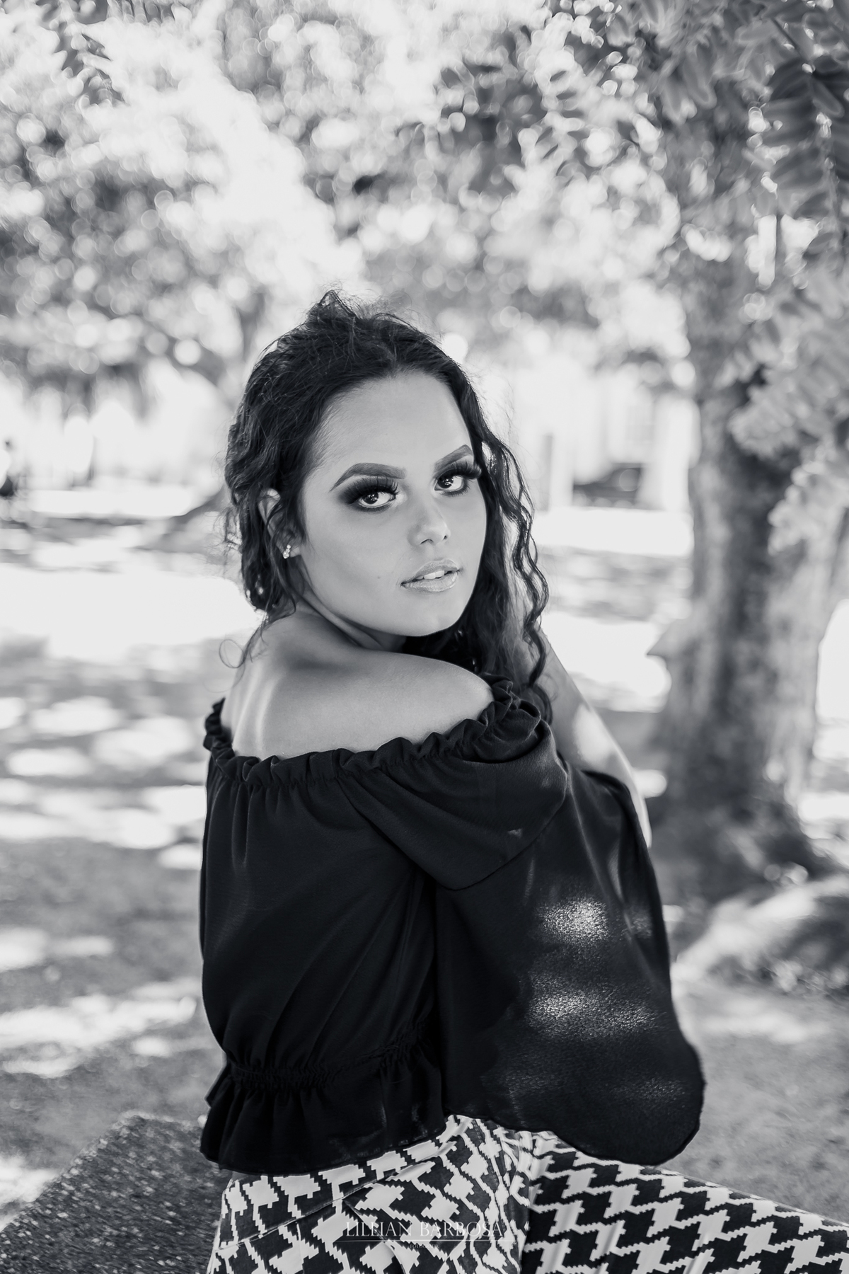 ensaio externo de 15 anos de gêmeas feito em laguna, na cidade histórica e na praia