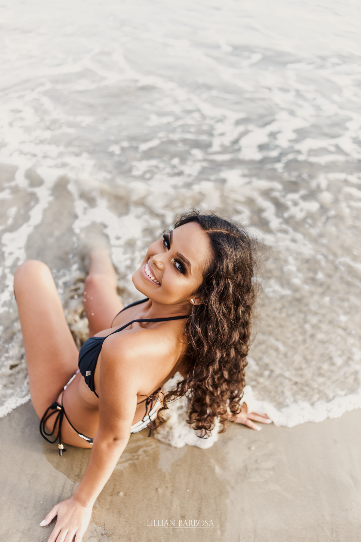 ensaio externo de 15 anos de gêmeas feito em laguna, na cidade histórica e na praia