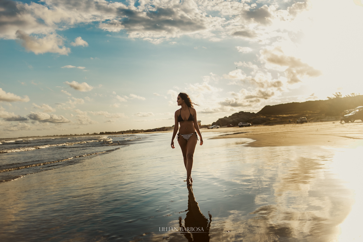 ensaio externo de 15 anos de gêmeas feito em laguna, na cidade histórica e na praia