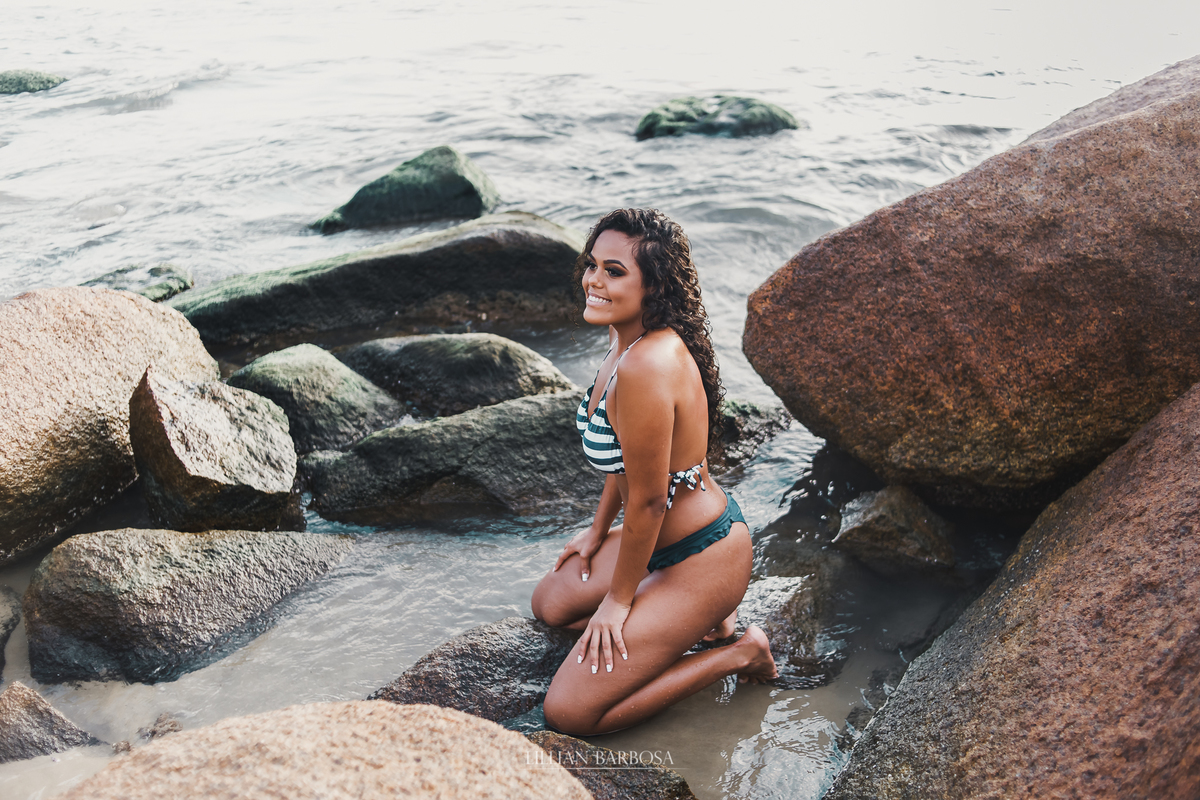 ensaio externo de 15 anos de gêmeas feito em laguna, na cidade histórica e na praia