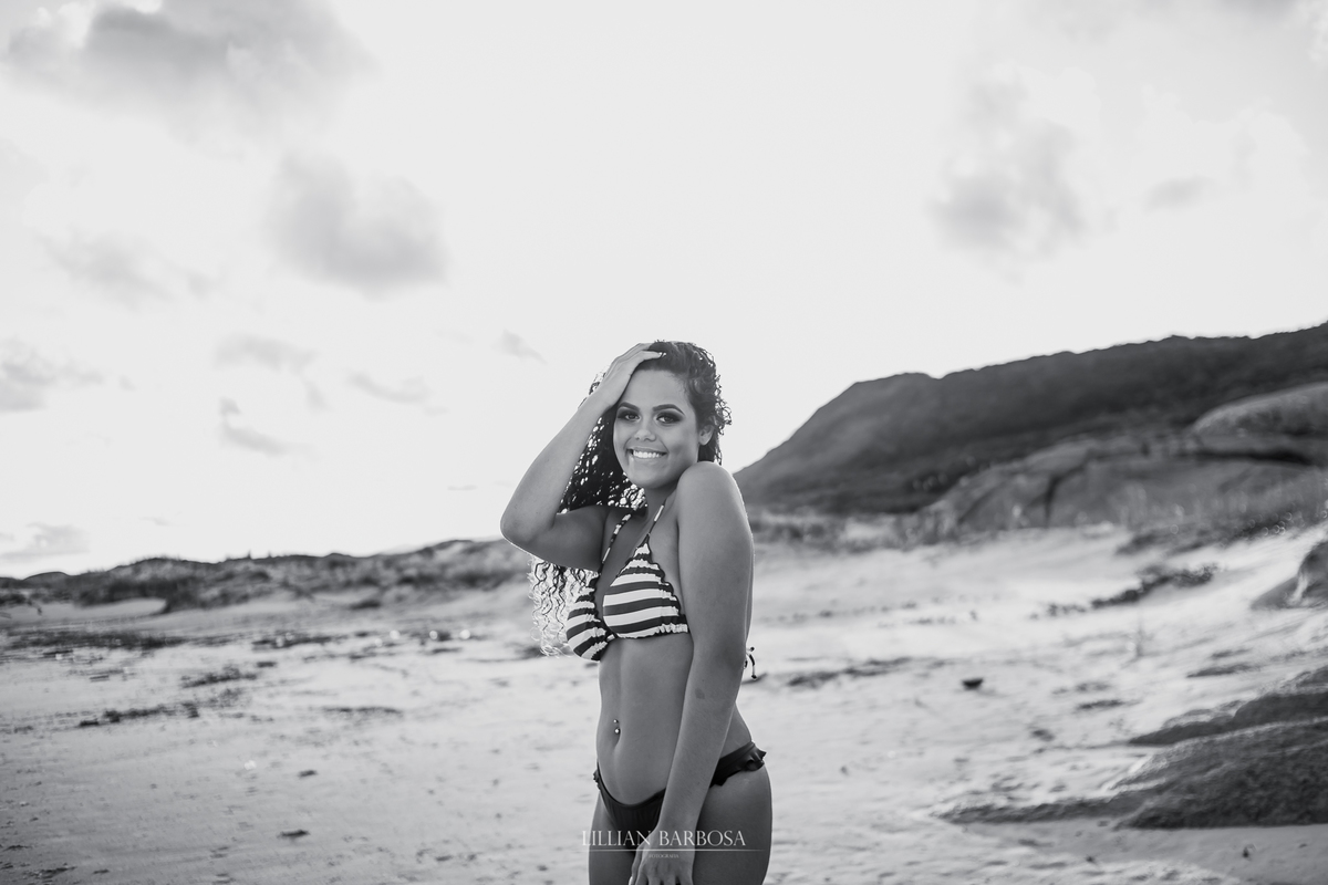 ensaio externo de 15 anos de gêmeas feito em laguna, na cidade histórica e na praia