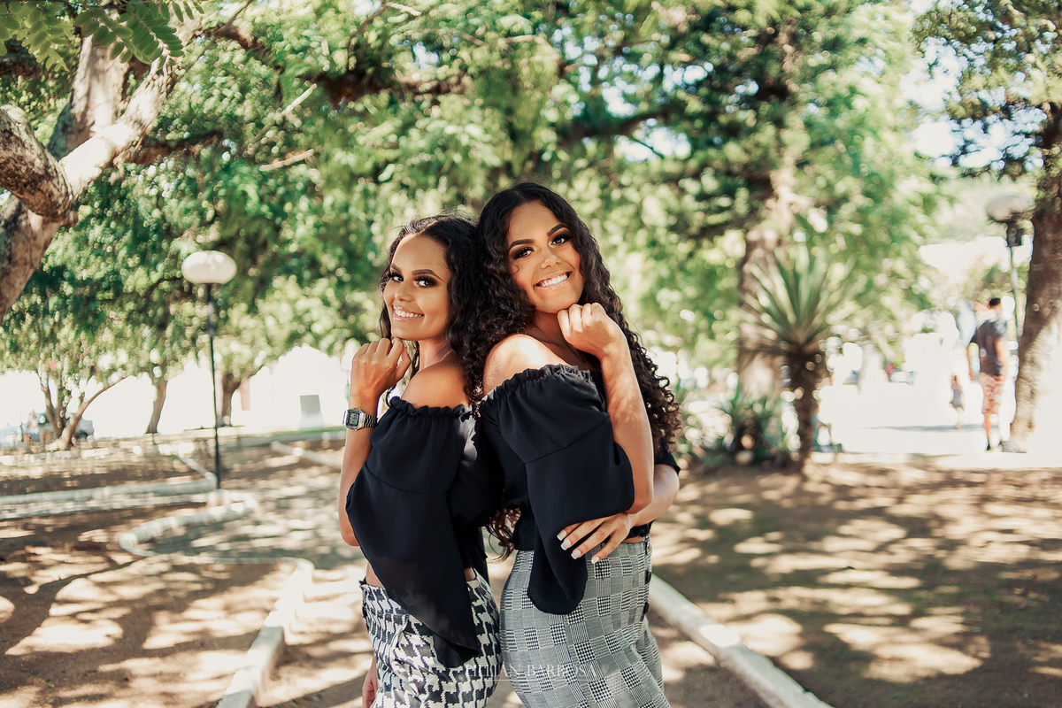 ensaio externo de 15 anos de gêmeas feito em laguna, na cidade histórica e na praia