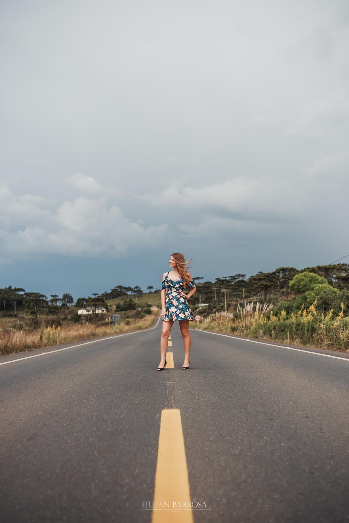 Ensaio externo de 15 anos na serra do rio do rastro no meio da estrada