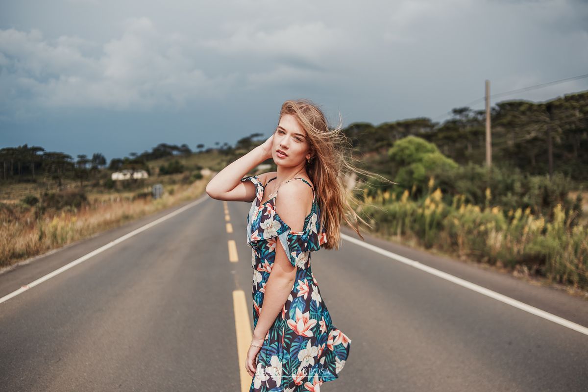 Ensaio externo de 15 anos na serra do rio do rastro no meio da estrada