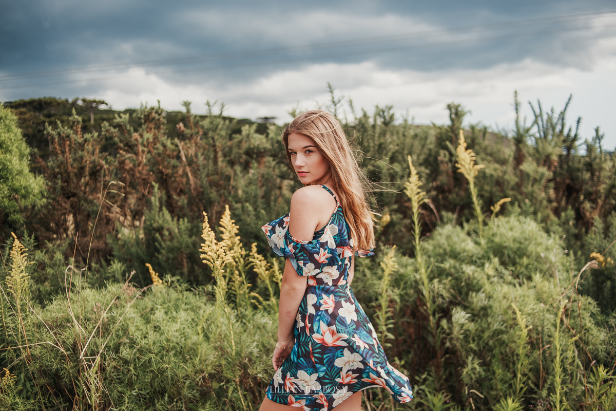 Ensaio externo de 15 anos na serra do rio do rastro no meio da estrada