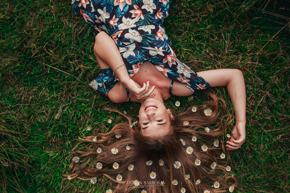 Ensaio externo de 15 anos na serra do rio do rastro com flores no cabelo