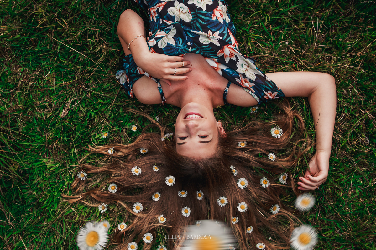 Ensaio externo de 15 anos na serra do rio do rastro com flores no cabelo