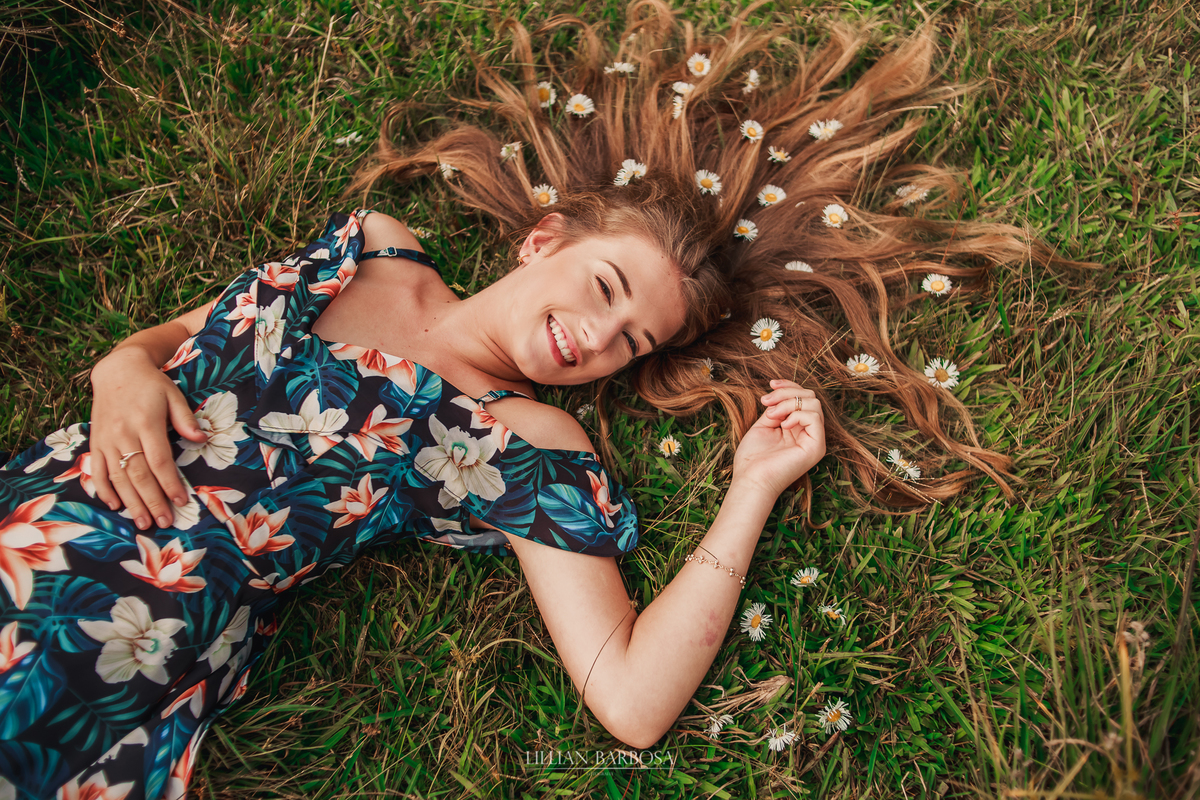 Ensaio externo de 15 anos na serra do rio do rastro com flores no cabelo
