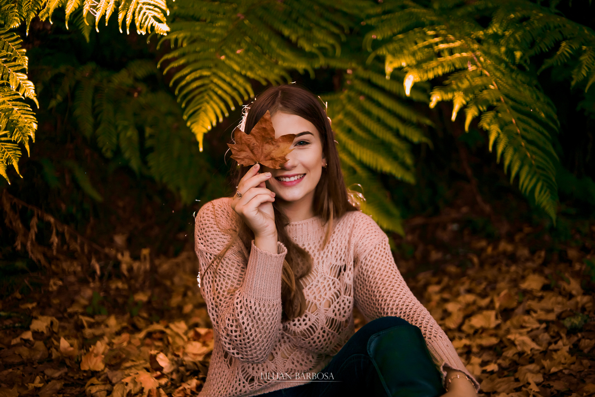 Ensaio externo de 15 anos na serra do rio do rastro com folha de platano estilo outono