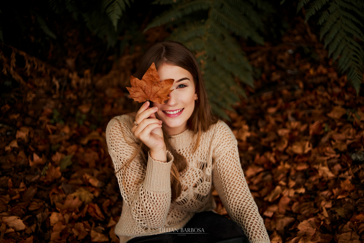 Ensaio externo de 15 anos na serra do rio do rastro com folha de platano estilo outono