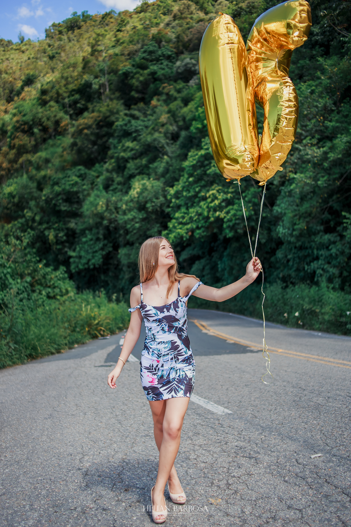 Ensaio externo de 15 anos na serra do rio do rastro com balões dourados