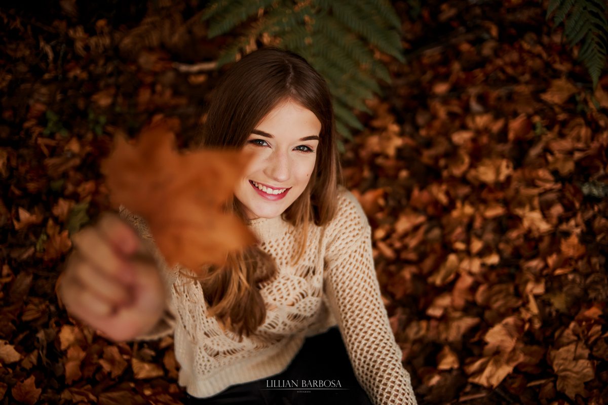 Ensaio externo de 15 anos na serra do rio do rastro com folha de platano estilo outono