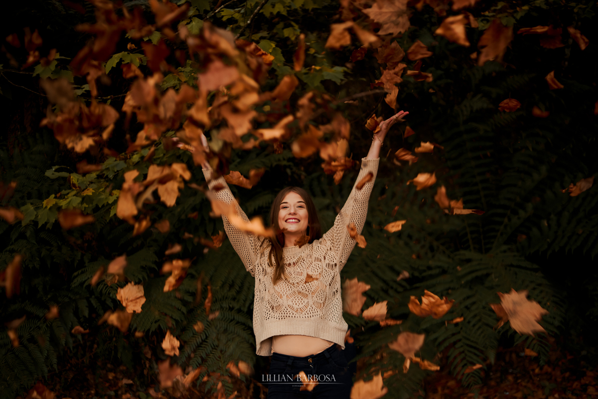 Ensaio externo de 15 anos na serra do rio do rastro com folha de platano estilo outono