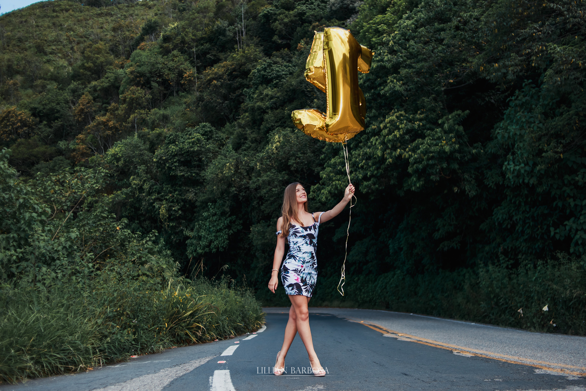 Ensaio externo de 15 anos na serra do rio do rastro com balões dourados