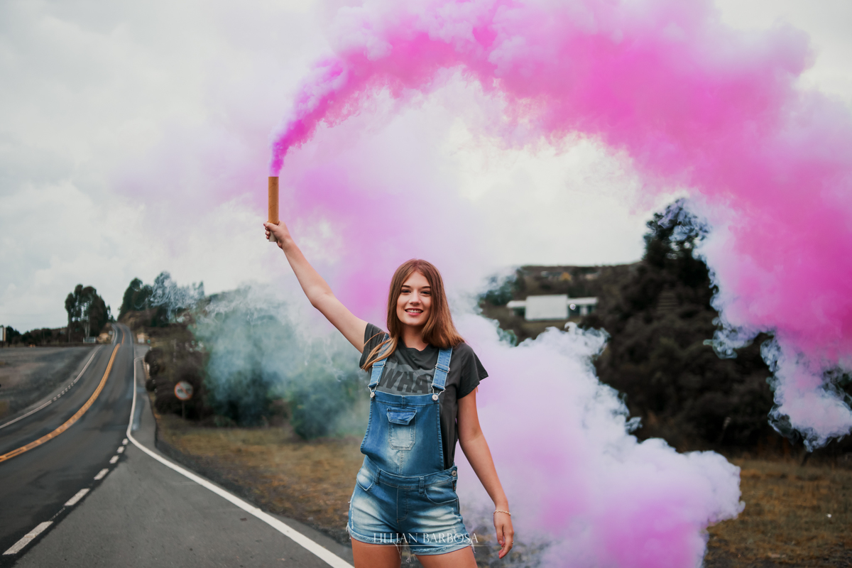 Ensaio externo de 15 anos na serra do rio do rastro com fumaça colorida