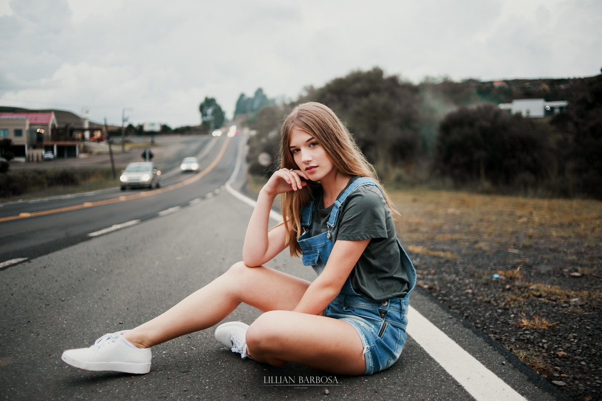 Ensaio externo de 15 anos na serra do rio do rastro com fumaça colorida