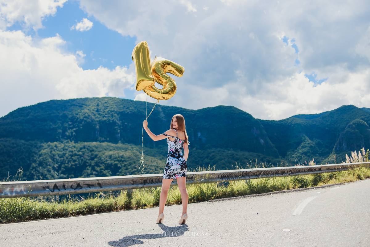 Ensaio externo de 15 anos na serra do rio do rastro com balões dourados