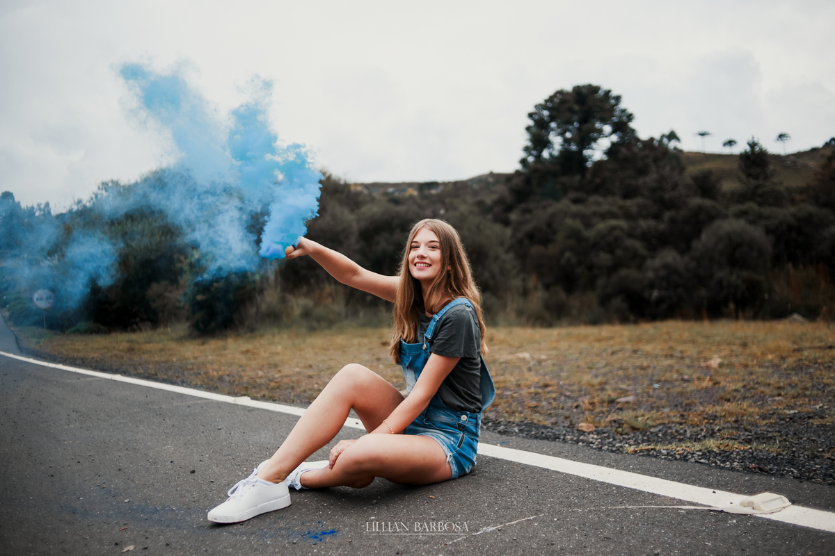 Ensaio externo de 15 anos na serra do rio do rastro com fumaça colorida