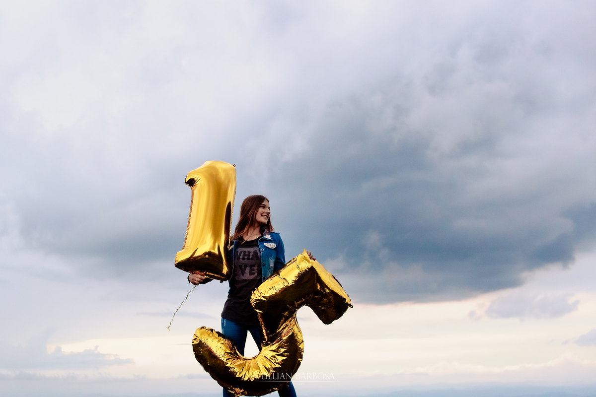 Ensaio externo de 15 anos na serra do rio do rastro mirante com balões dourados