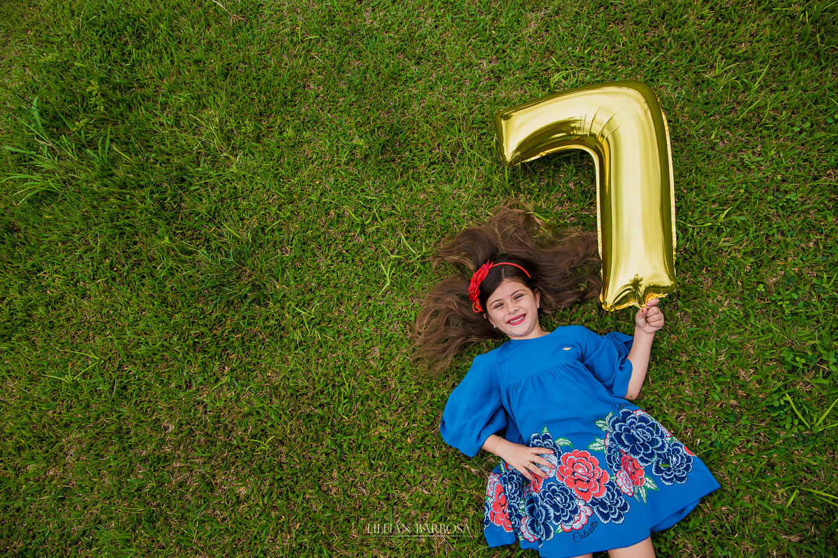 Ensaio infantil externo no Fiorellino Cocal do sul, menina com balão de 7 anos, lillian barbosa fotografia, fotografa de lauro muller, santa catarina, serra do rio do rastro