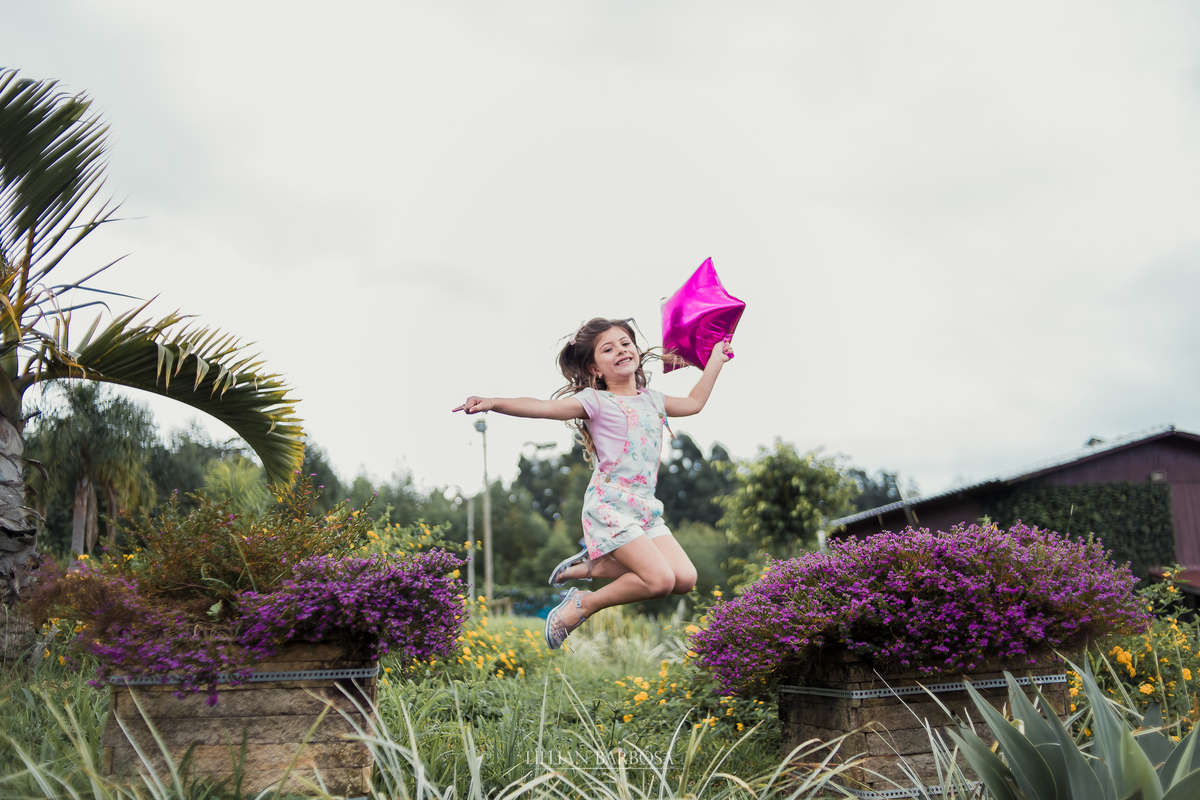 Ensaio infantil externo no Fiorellino Cocal do sul, menina no meio das flores com coroa de flor na cabeça, 7 anos, lillian barbosa fotografia, fotografa de lauro muller, santa catarina, serra do rio do rastro