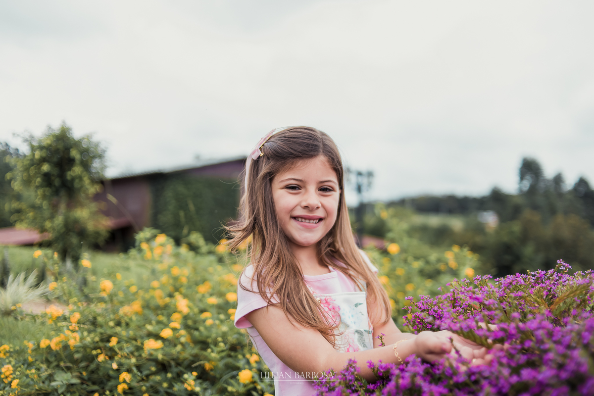 Ensaio infantil externo no Fiorellino Cocal do sul, menina no meio das flores com coroa de flor na cabeça, 7 anos, lillian barbosa fotografia, fotografa de lauro muller, santa catarina, serra do rio do rastro