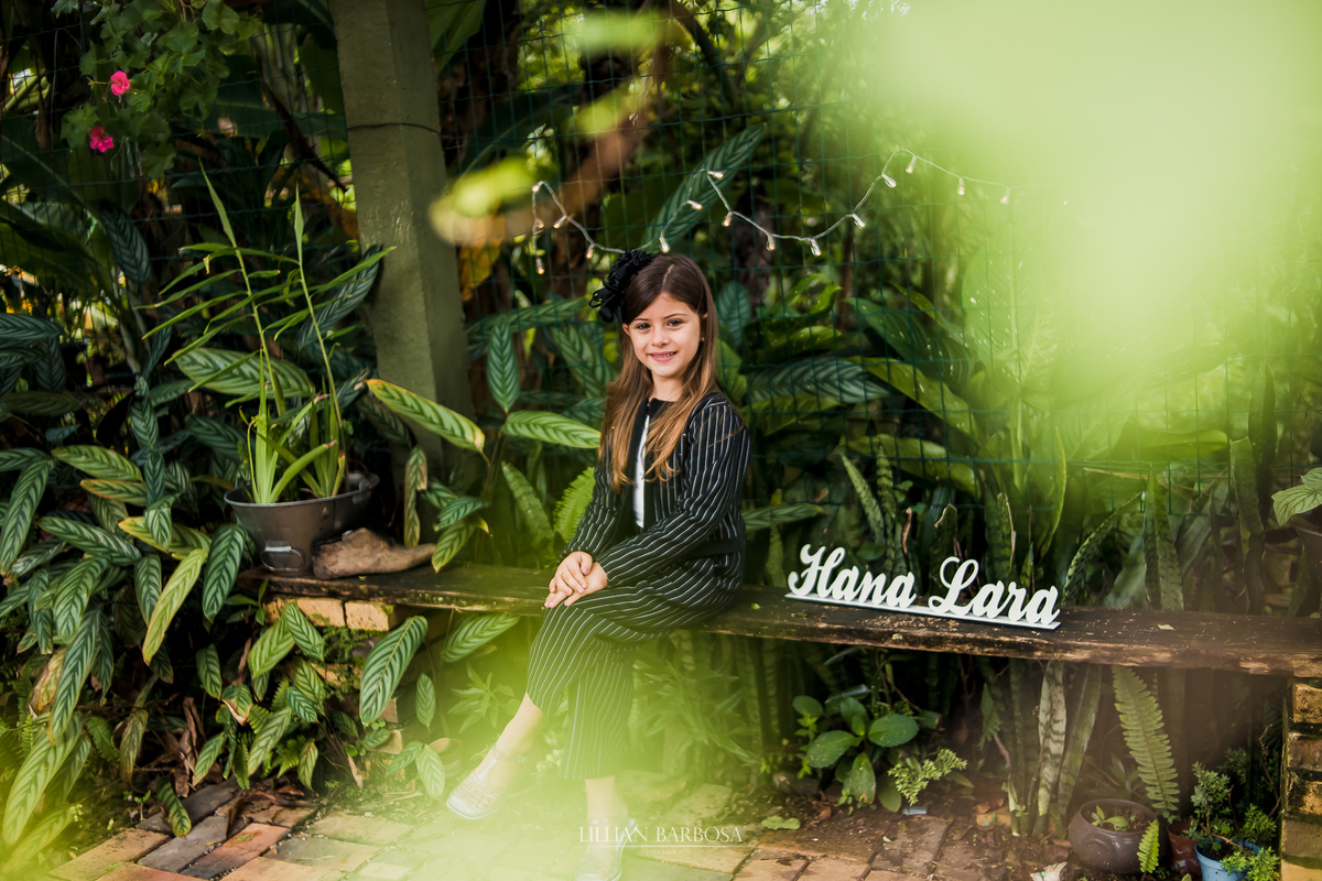 Ensaio infantil externo no Fiorellino Cocal do sul, menina no jardim, com luz de led, 7 anos, lillian barbosa fotografia, fotografa de lauro muller, santa catarina, serra do rio do rastro