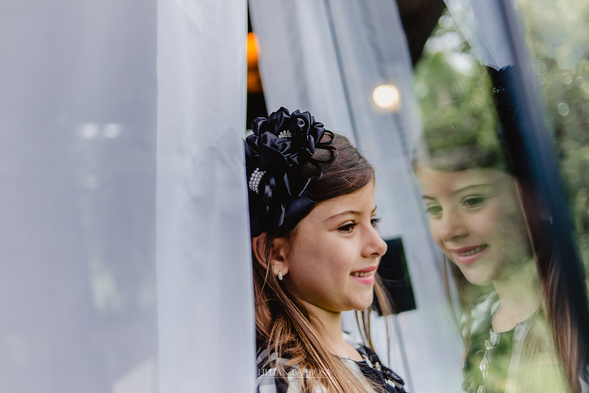 Ensaio infantil externo no Fiorellino Cocal do sul, menina com reflexo no vidro, 7 anos, lillian barbosa fotografia, fotografa de lauro muller, santa catarina, serra do rio do rastro