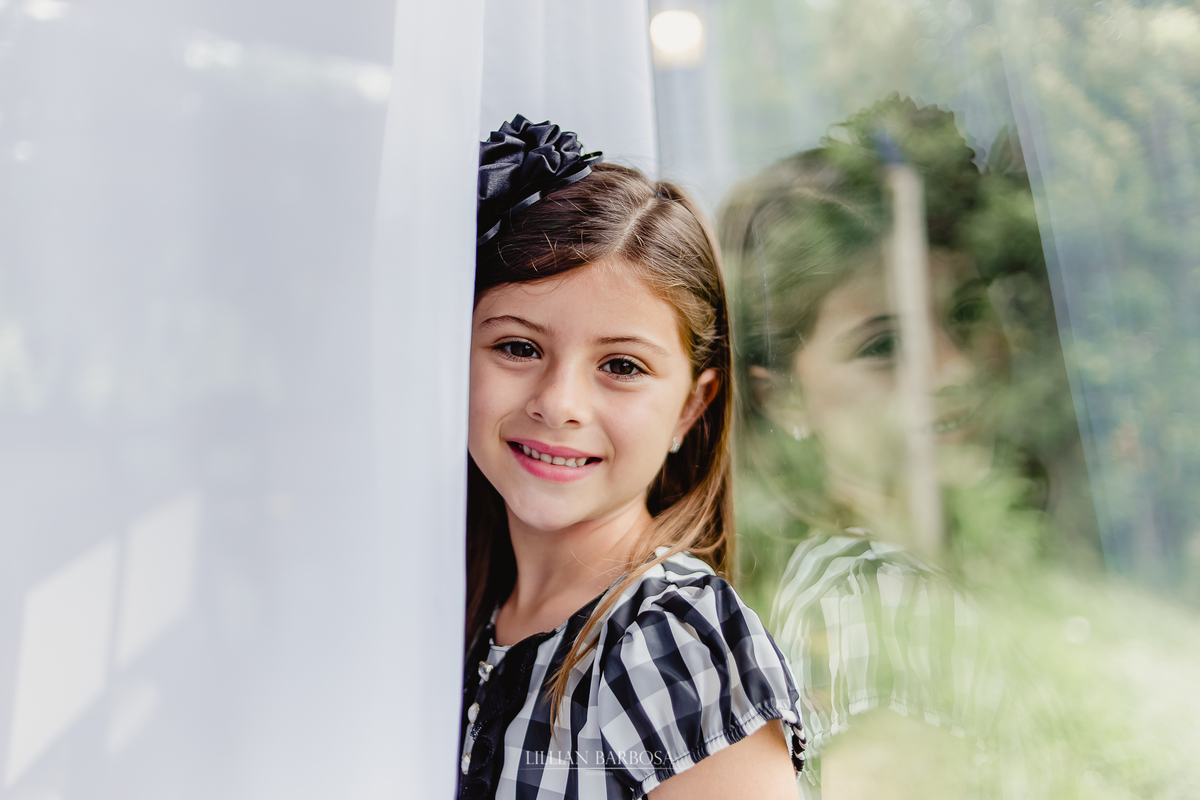 Ensaio infantil externo no Fiorellino Cocal do sul, menina com reflexo no vidro, 7 anos, lillian barbosa fotografia, fotografa de lauro muller, santa catarina, serra do rio do rastro