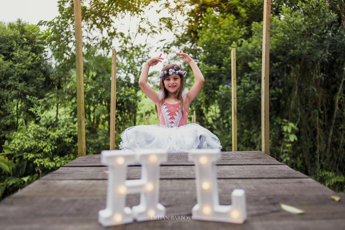 Ensaio infantil externo no Fiorellino Cocal do sul, menina vestida de bailarina, com coroa de flor na cabeça, 7 anos, lillian barbosa fotografia, fotografa de lauro muller, santa catarina, serra do rio do rastro