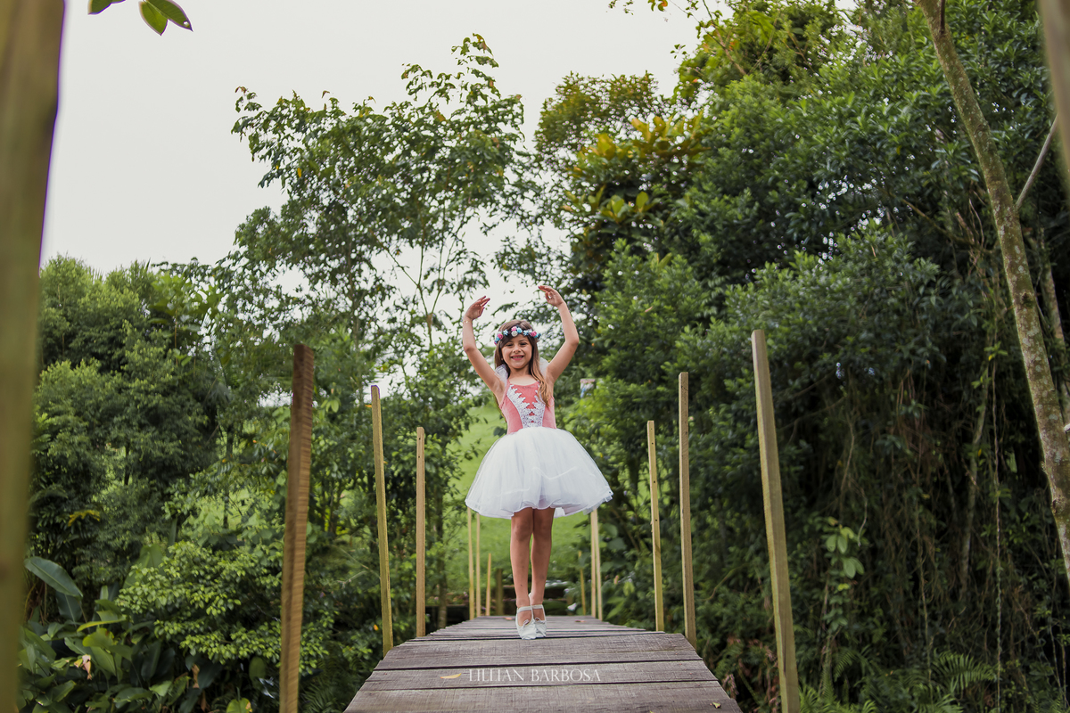 Ensaio infantil externo no Fiorellino Cocal do sul, menina vestida de bailarina, com coroa de flor na cabeça, 7 anos, lillian barbosa fotografia, fotografa de lauro muller, santa catarina, serra do rio do rastro