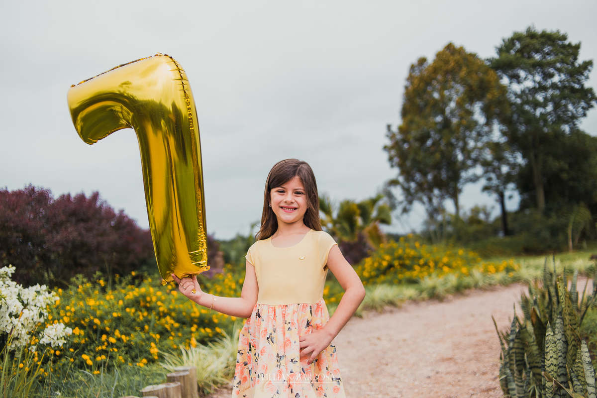 Ensaio infantil externo no Fiorellino Cocal do sul, menina no meio das flores com coroa de flor na cabeça, 7 anos, lillian barbosa fotografia, fotografa de lauro muller, santa catarina, serra do rio do rastro