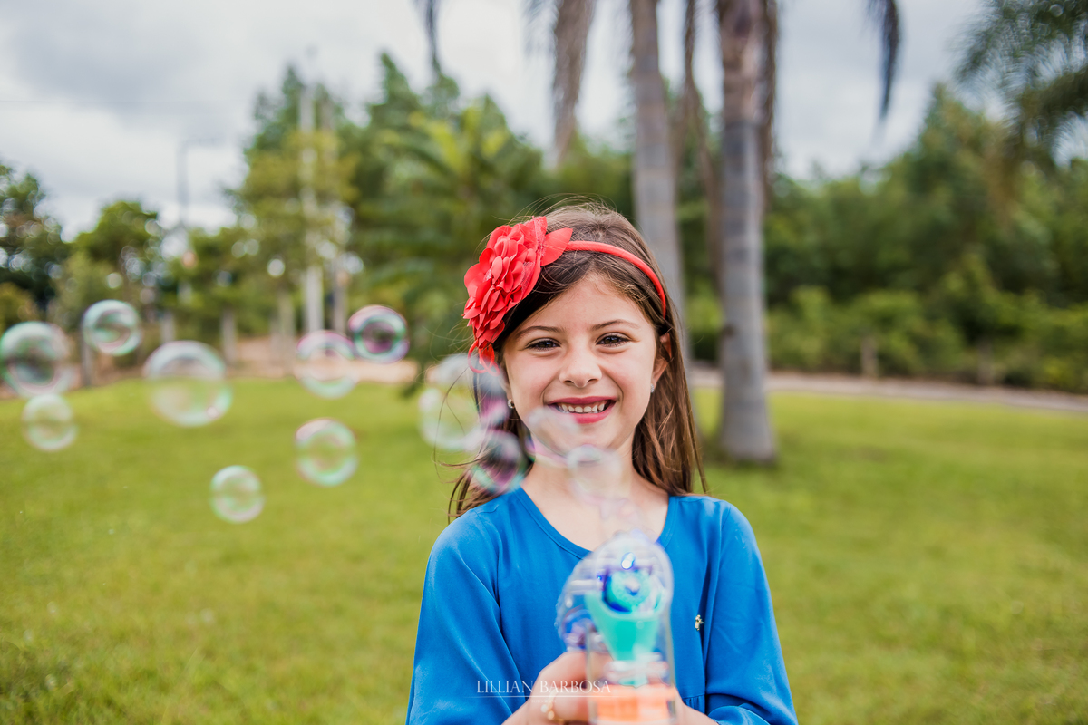 Ensaio infantil externo no Fiorellino Cocal do sul, menina com bolhas de sabão 7 anos, lillian barbosa fotografia, fotografa de lauro muller, santa catarina, serra do rio do rastro