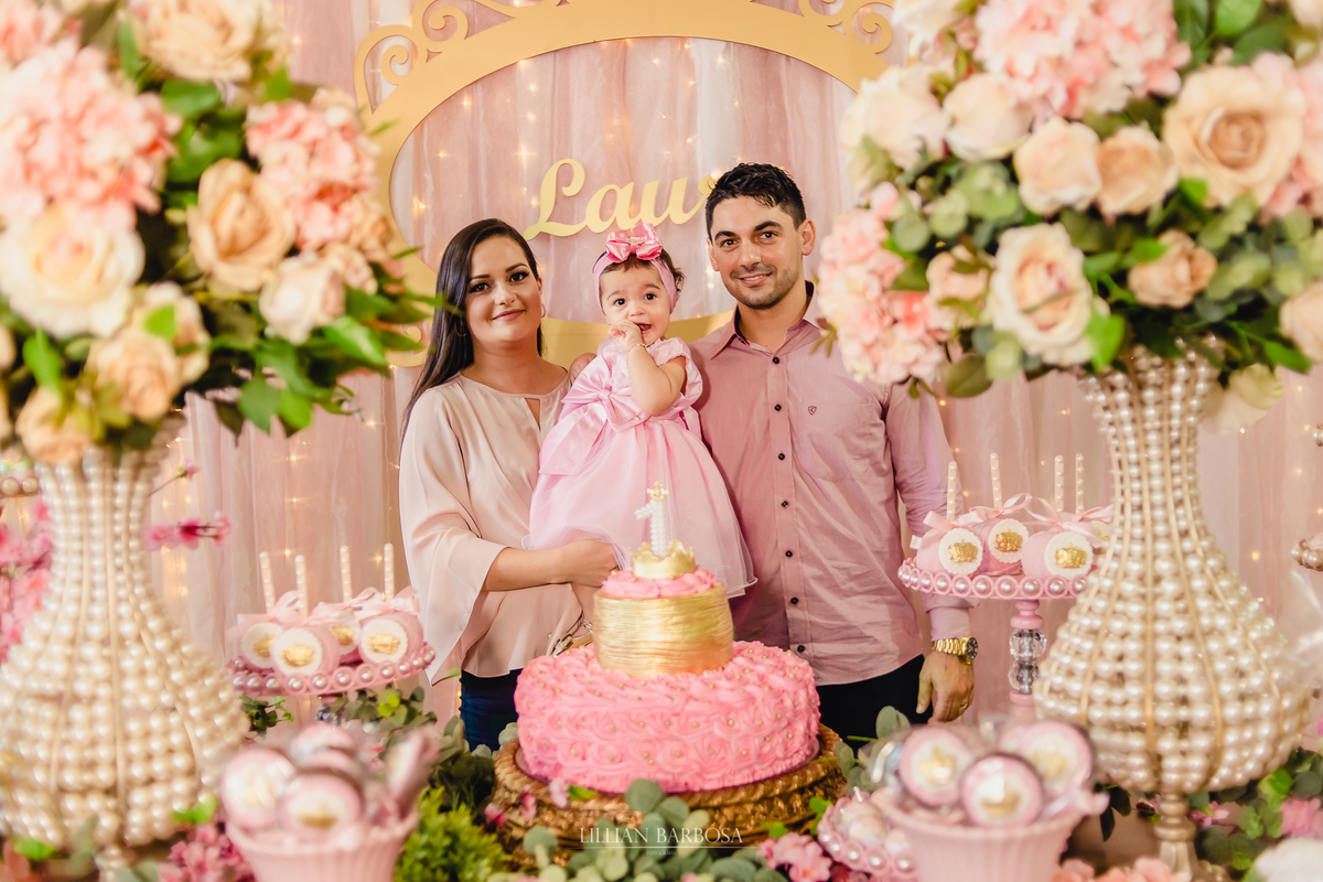 aniversário infantil de um ano de menina, jardim encantado, menina com vestido rosa