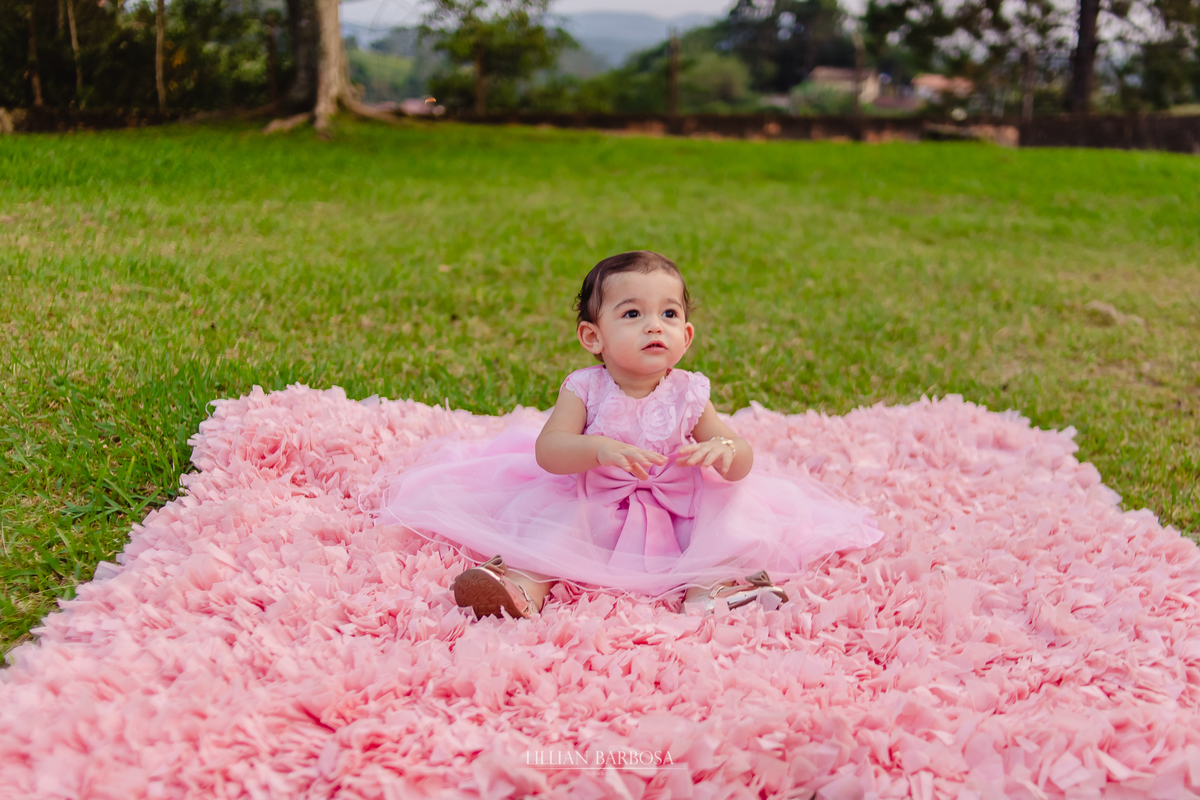 aniversário infantil de um ano de menina, jardim encantado, menina com vestido rosa com balões flutuantes