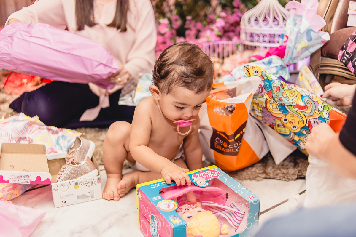 aniversário infantil de um ano de menina, jardim encantado, menina com vestido rosa