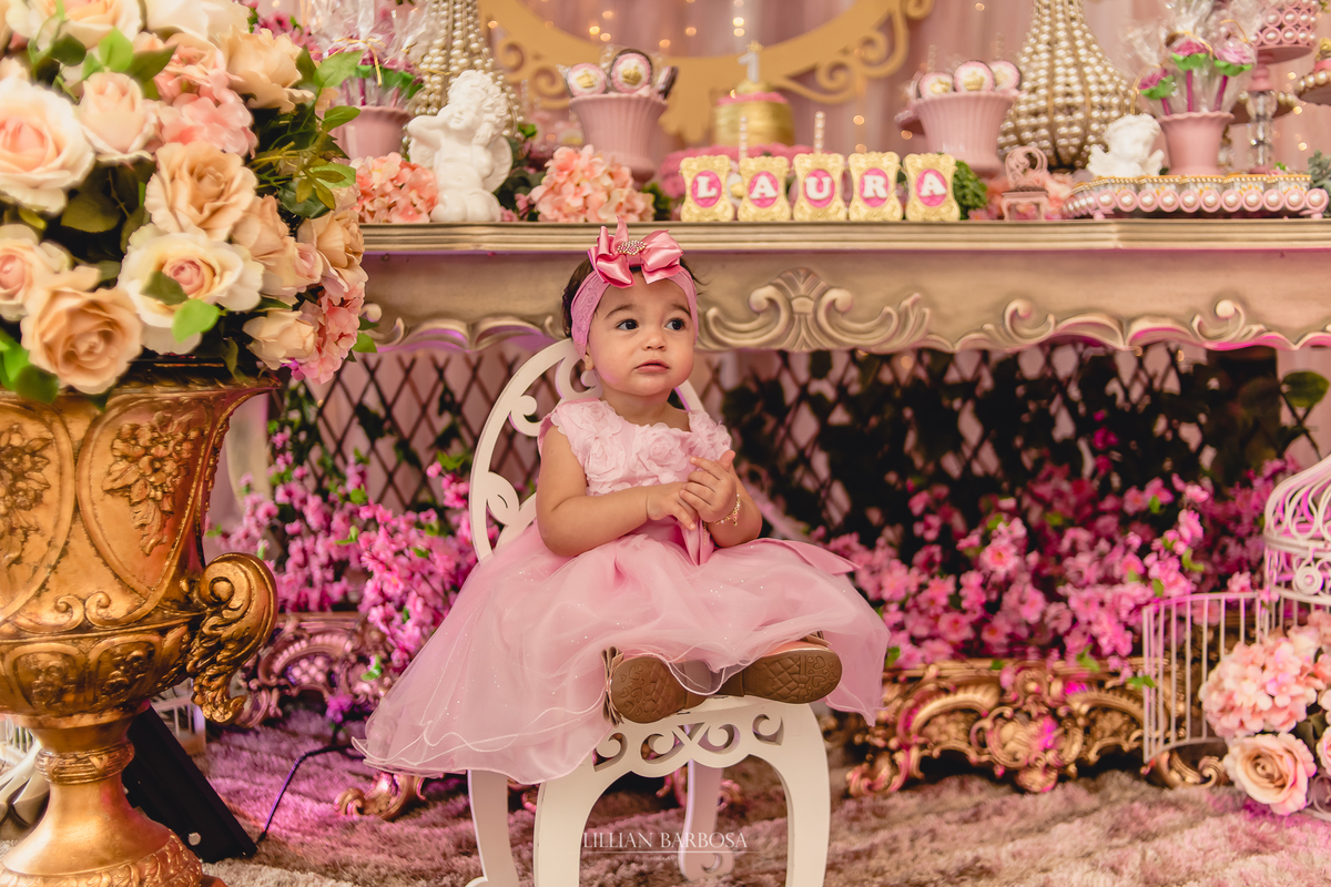 aniversário infantil de um ano de menina, jardim encantado, menina com vestido rosa